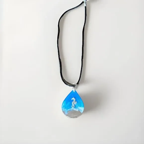 Handmade Ocean Theme With Seahorse Charm Epoxy Resin Earrings And Necklace Set - Picture 5 of 6